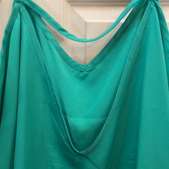 EUC (Never Worn) Green Vneck Tank with Deep V-back with bar, Sz 2x - Picture 4 of 6